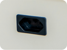 Tomada frontal de fácil acesso potência máxima de 900W.